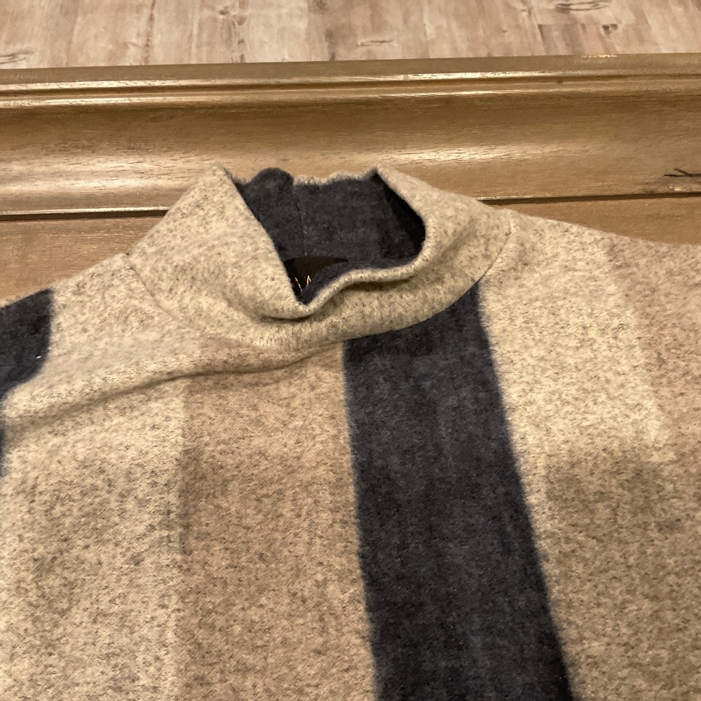 Soft hardly worn sweater shorts sleeves